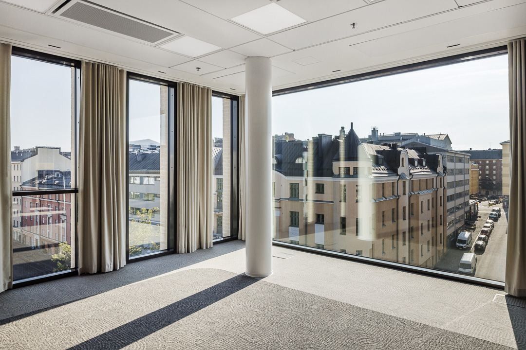 Nordea: Empty office floor with floor-to-ceiling windows looking onto the street