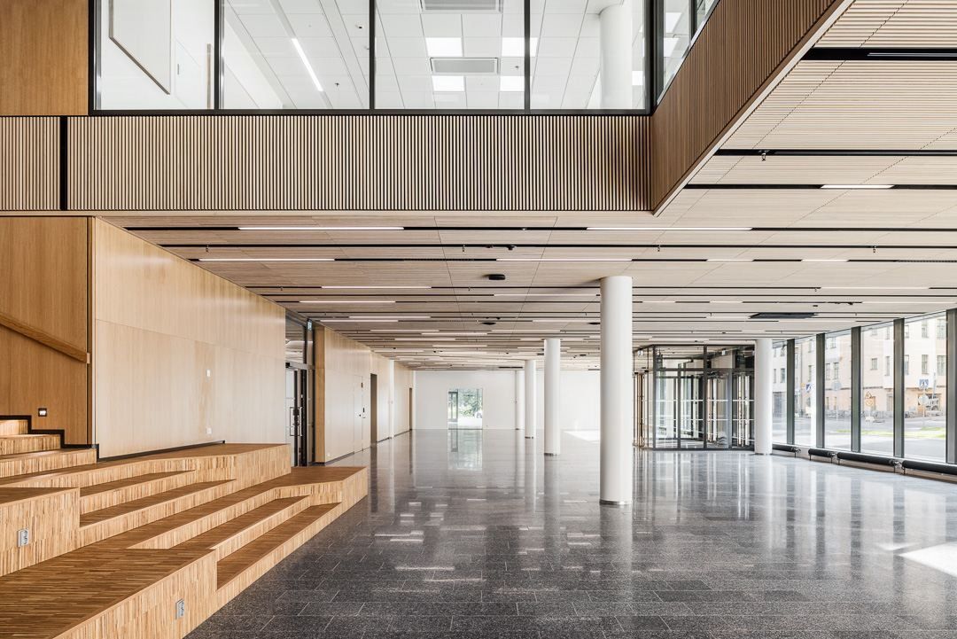 Nordea: Lobby with stone floor, wooden steps and wood-panelled ceiling