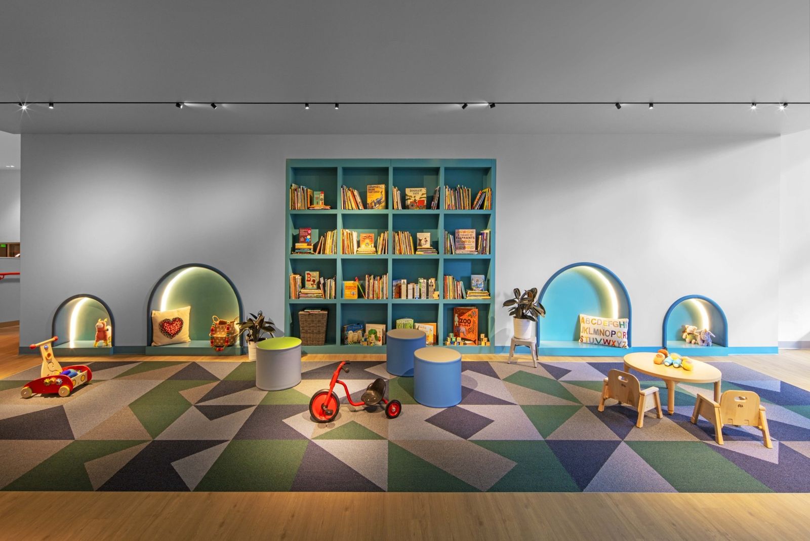 Norfolk Southern: Reading nooks and a bookcase in a children's room