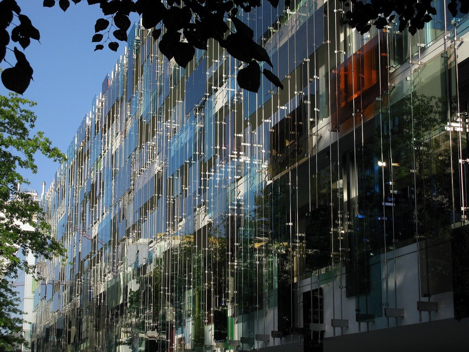 Novartis: Façade of layered coloured glass panes