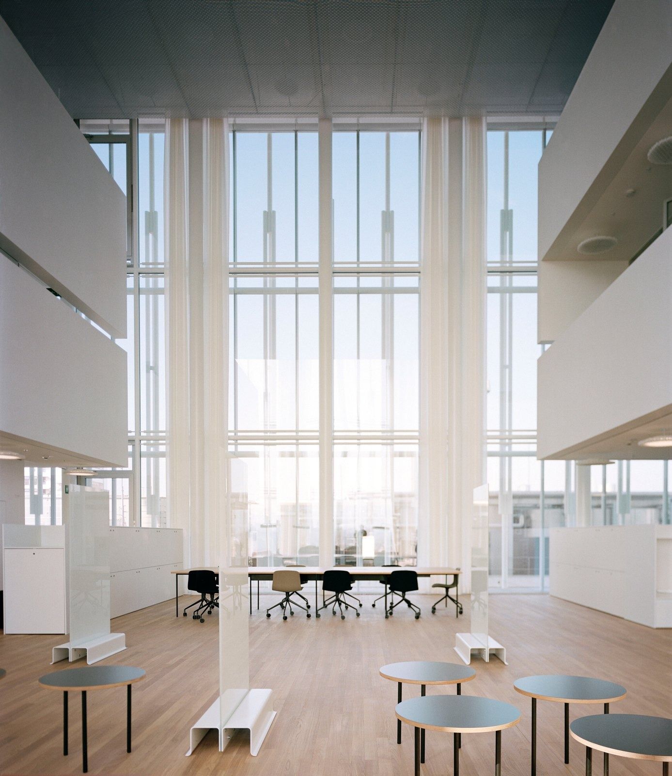 Novartis: Tall bright atrium with café tables