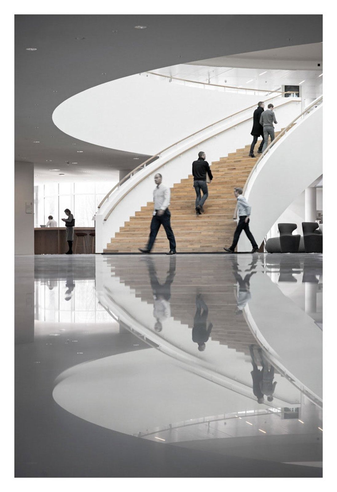 Novo Nordisk: A white stair sweeping down into the atrium