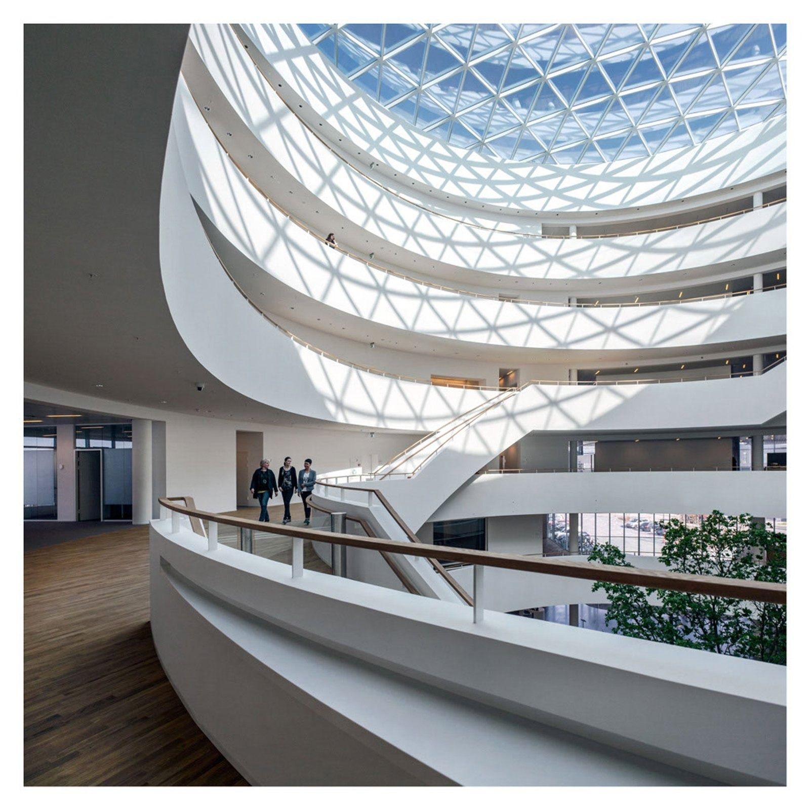 Novo Nordisk: Curved balconies under a lattice glass roof