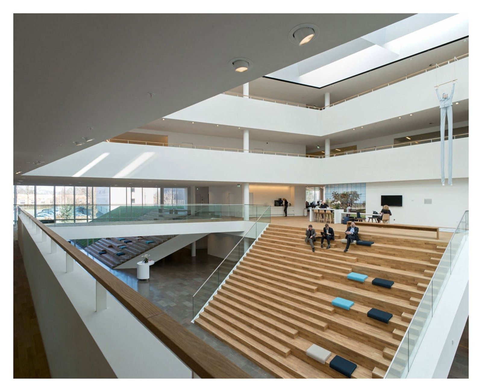 Novo Nordisk: Open work floors stepping around the atrium