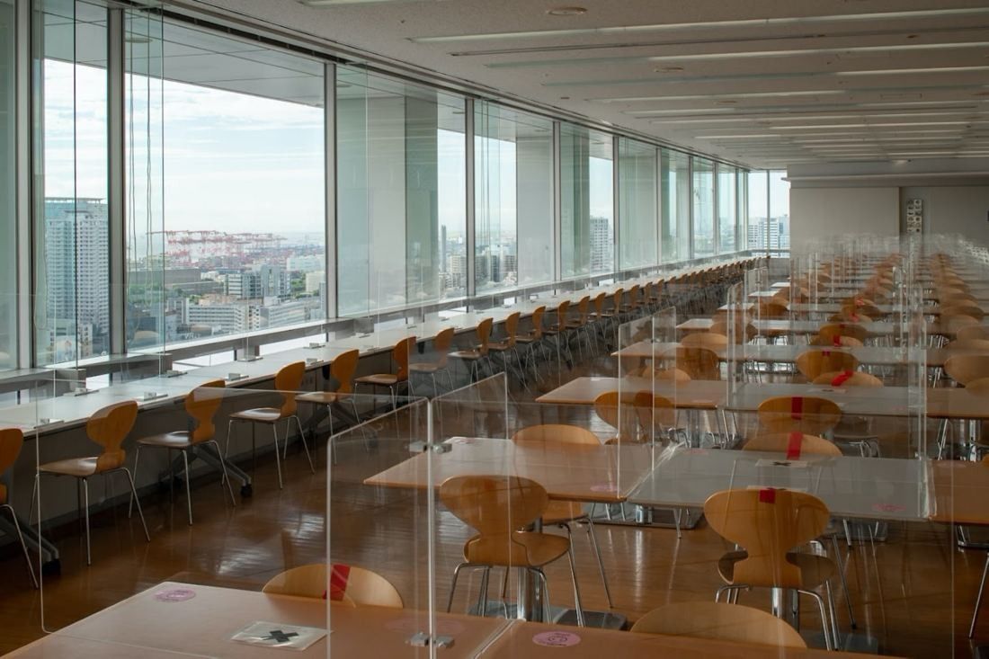 Obayashi: Long rows of canteen tables beside floor-to-ceiling windows