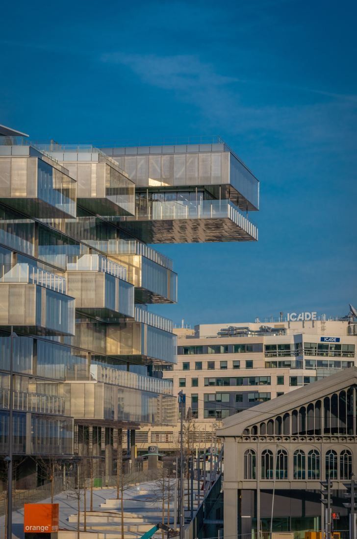 Orange: Cantilevered glass volumes at the corner of the building above the market hall roof