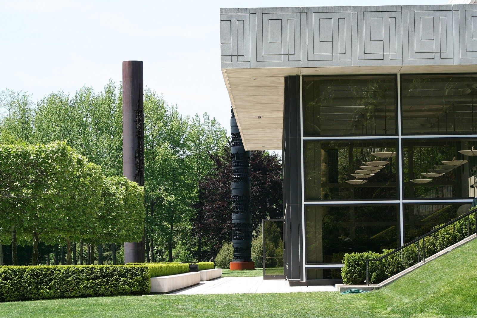PepsiCo: Courtyard of the headquarters with planting and a totem sculpture