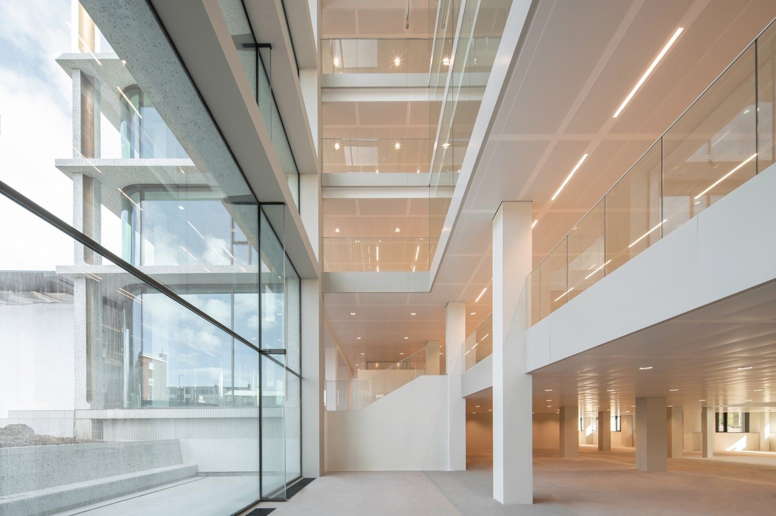 Philips: Atrium floors seen through glass