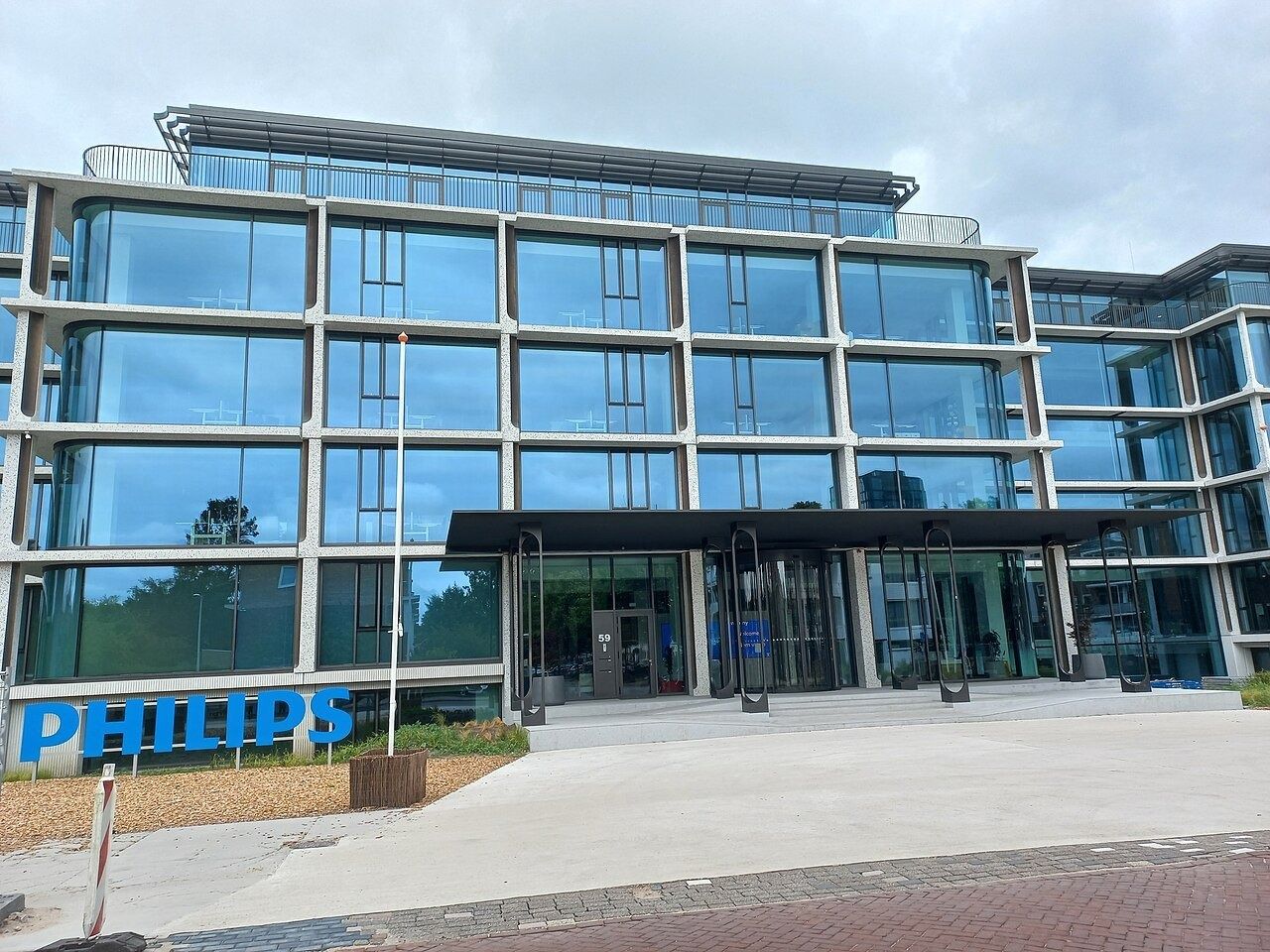 Philips: Entrance with the Philips sign