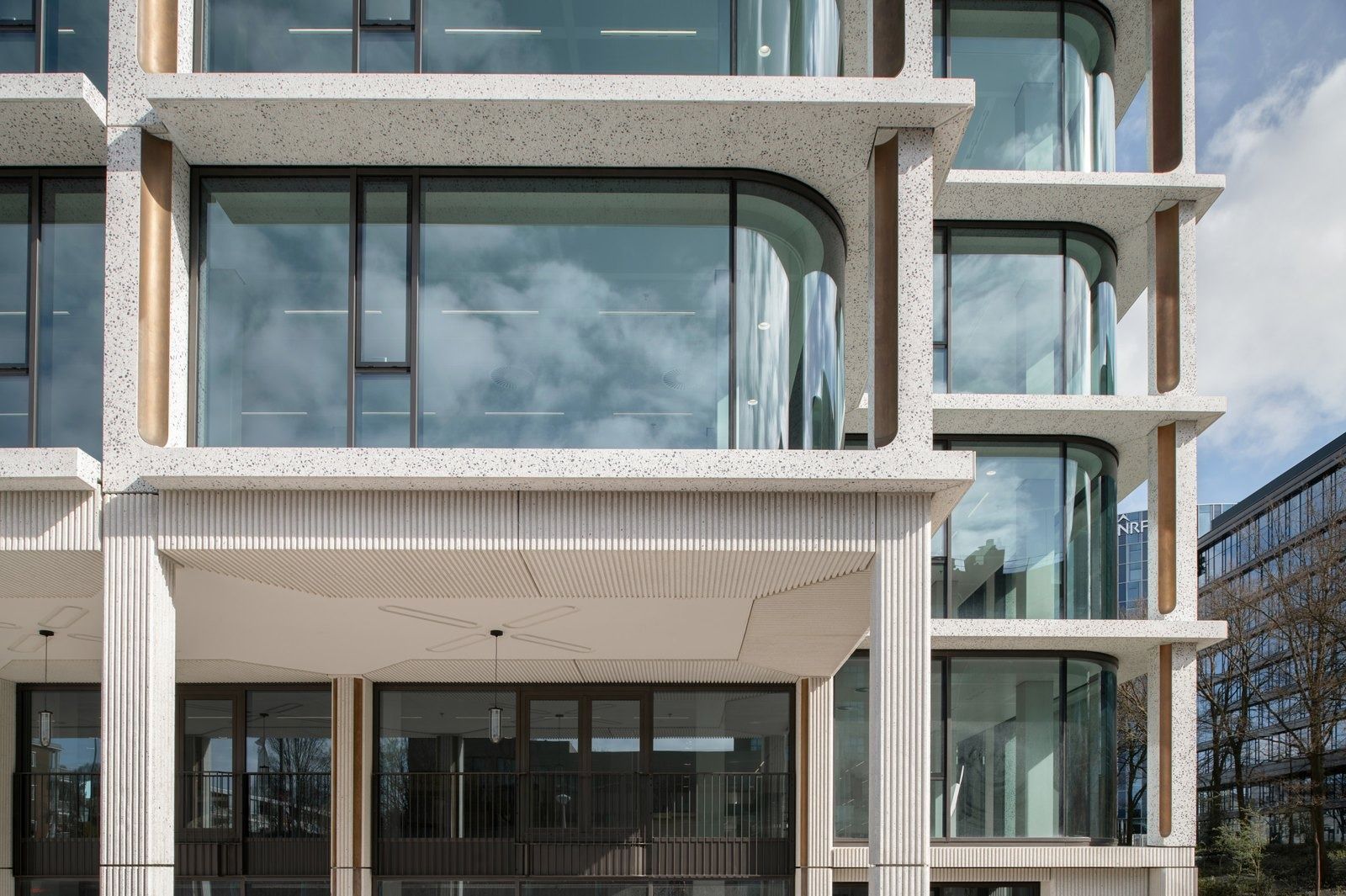 Philips: Rounded concrete window frames
