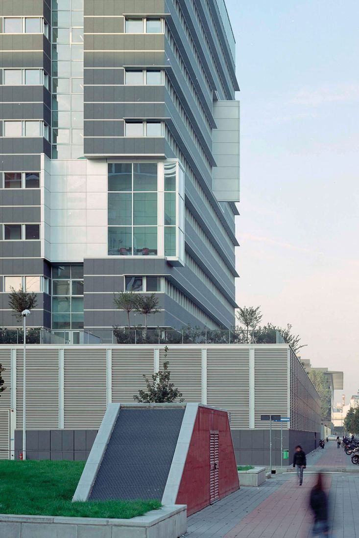 Pirelli: Office block above a landscaped forecourt with a red sculpture