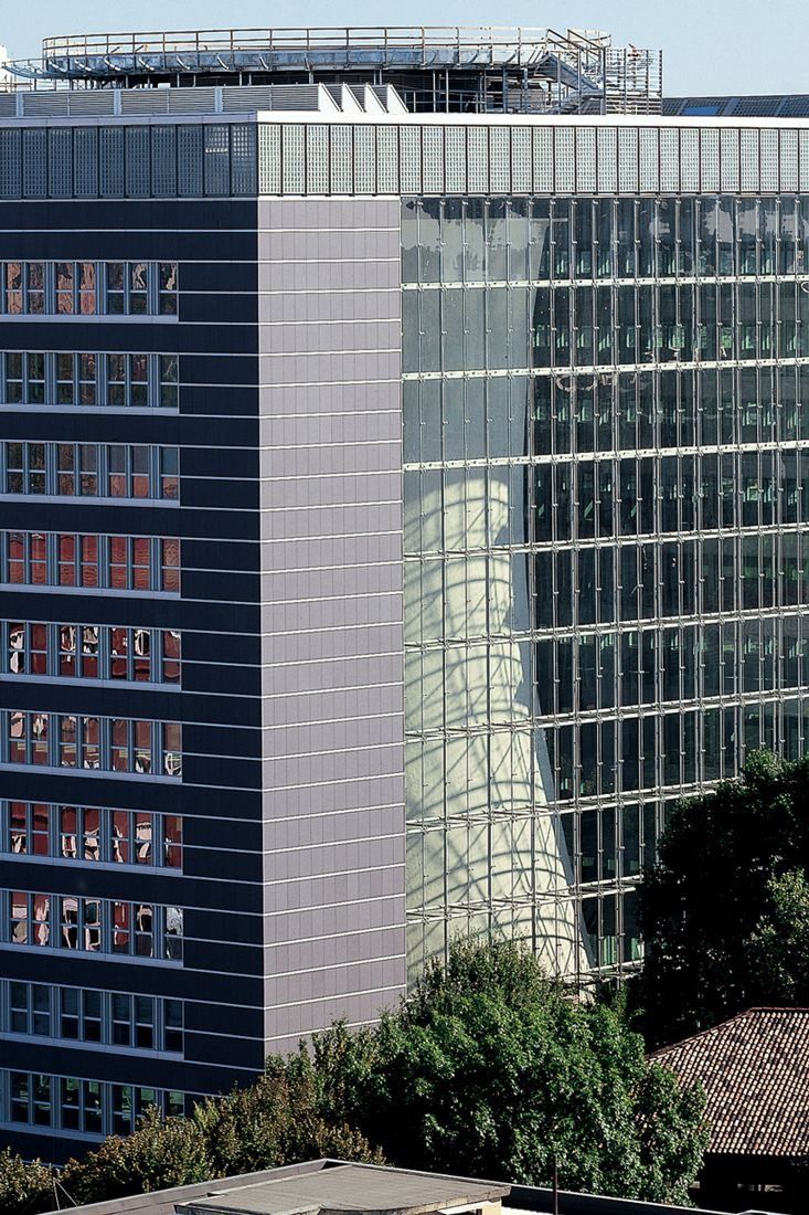 Pirelli: Office floors on either side of a glazed section showing the curved outline of a tower