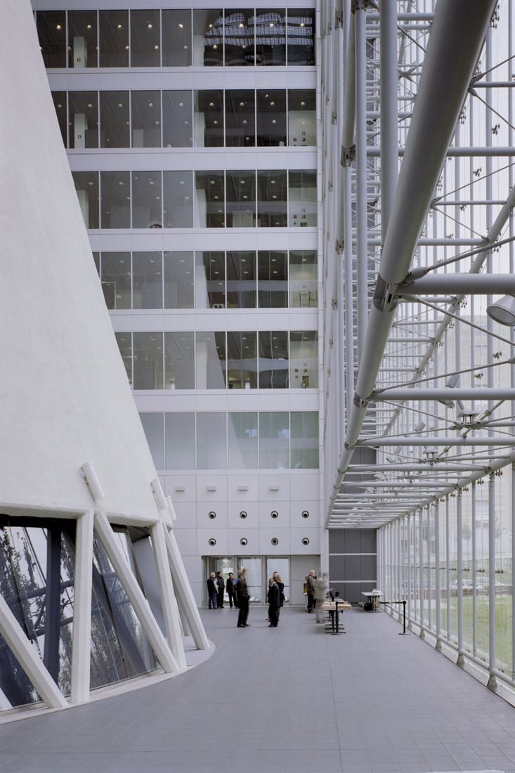 Pirelli: Tall atrium between the sloping cooling tower wall, office floors and a steel-framed glass façade