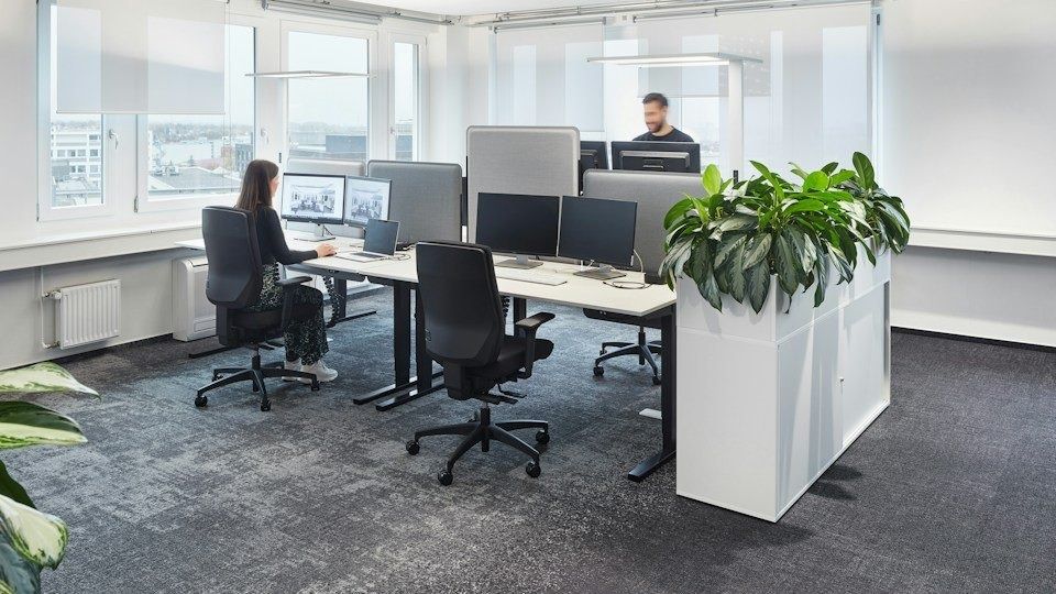 Porsche: Desks with monitors by the windows