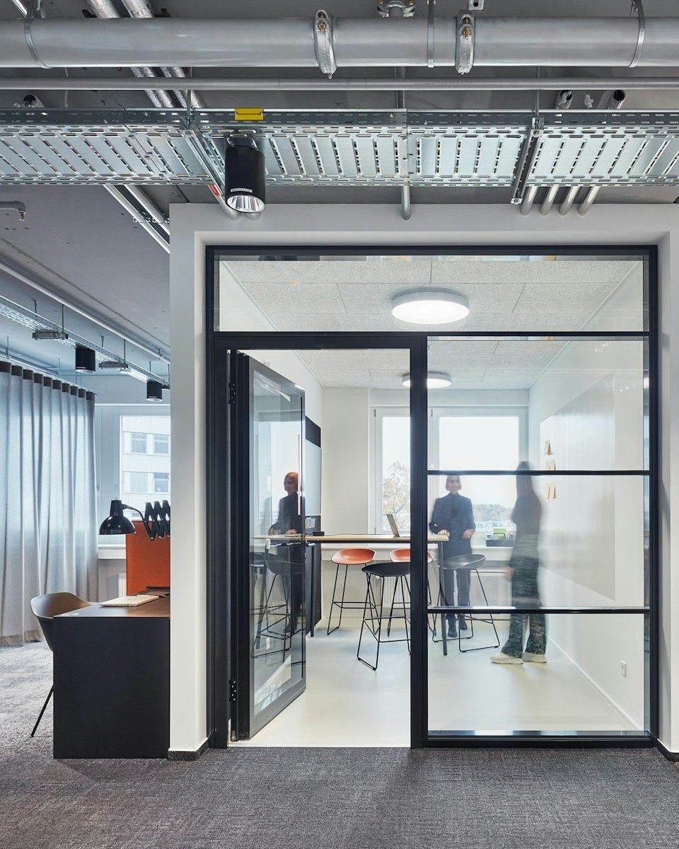 Porsche: Glass meeting room with black frames