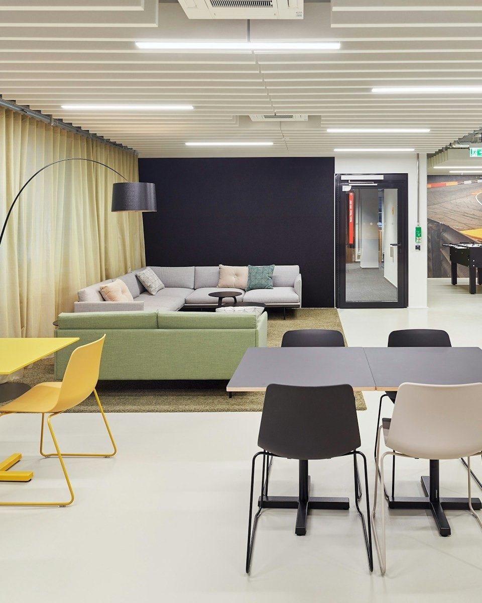 Porsche: Lounge with sofa and tables