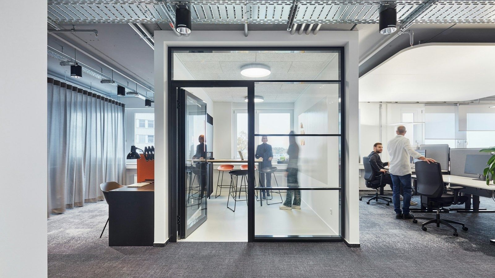 Porsche: Office floor with glass box room