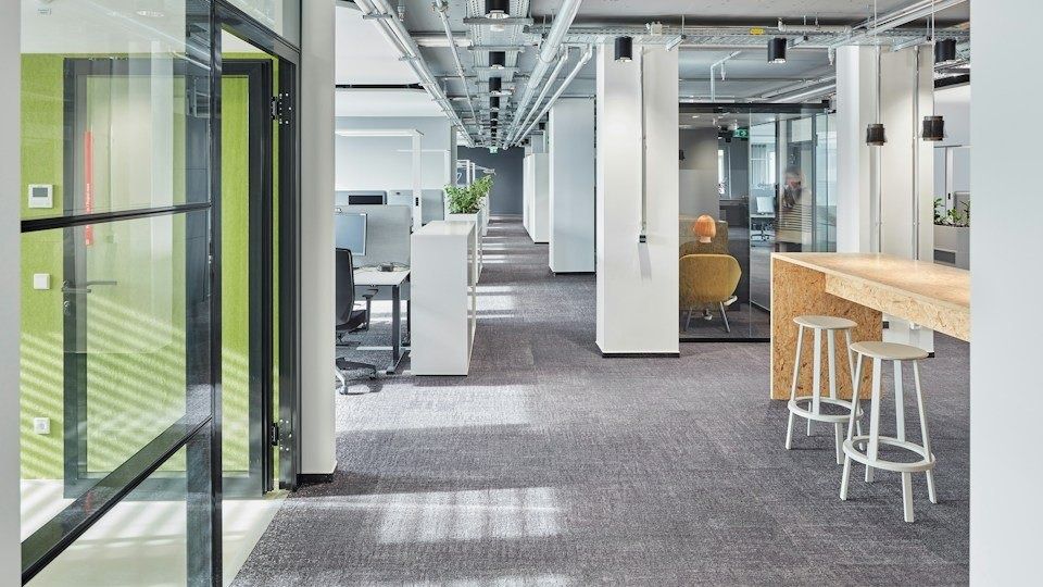 Porsche: Office floor with standing tables and green glass
