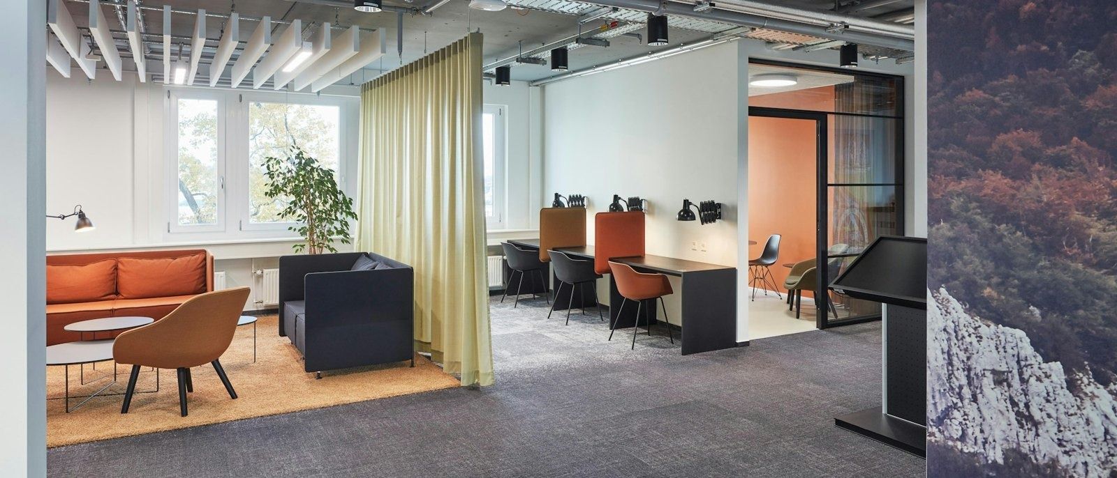 Porsche: Open office with an orange lounge corner