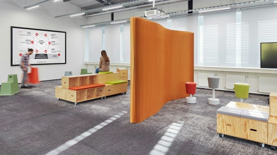 Porsche: Workshop space with movable furniture
