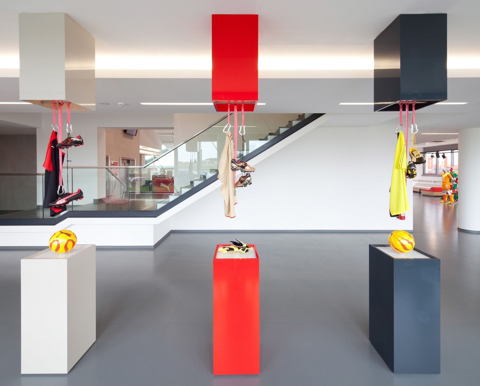 PUMA: Showroom with product displays on red and grey plinths