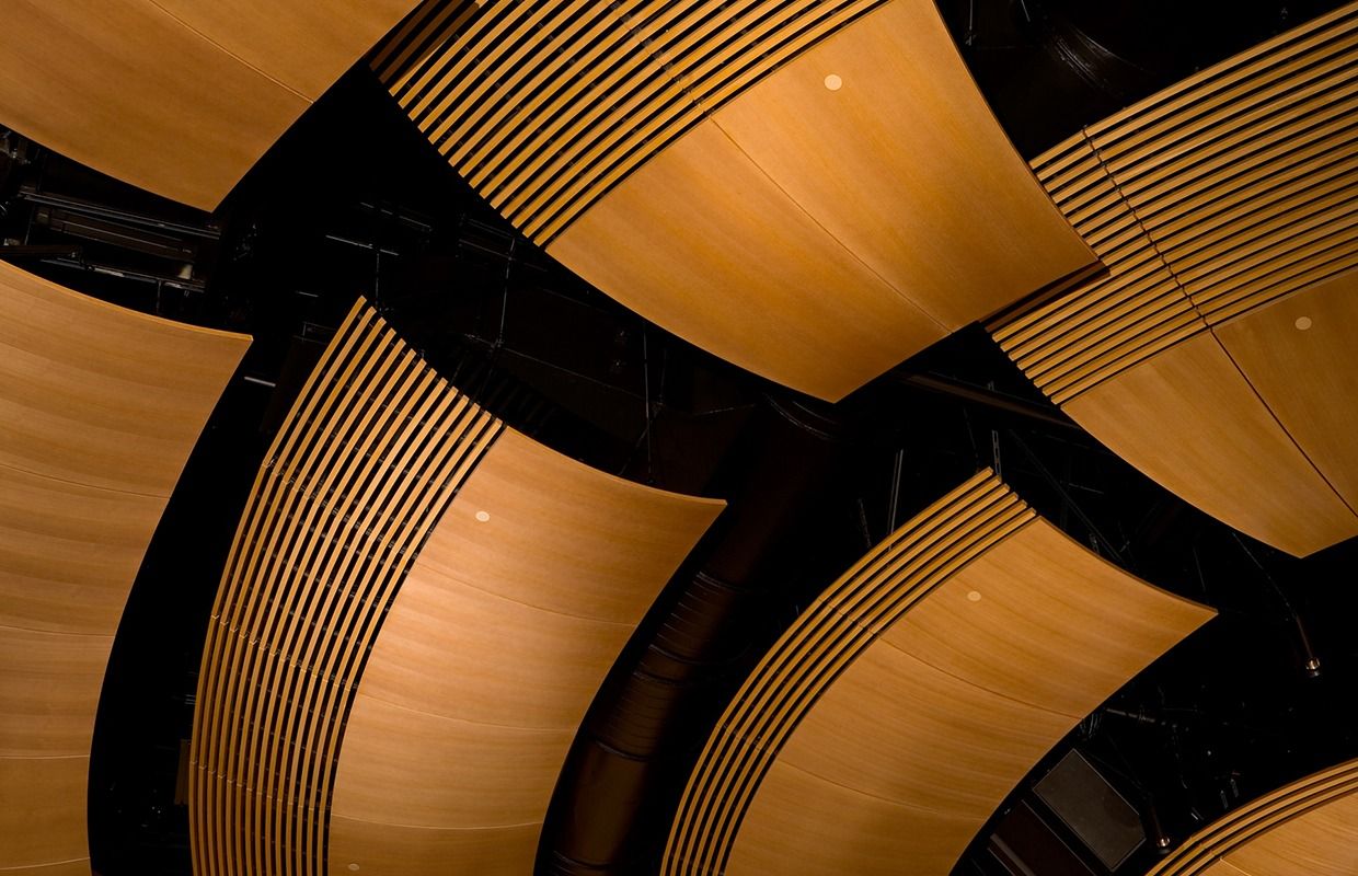 Qualcomm: Curving wooden slats overhead