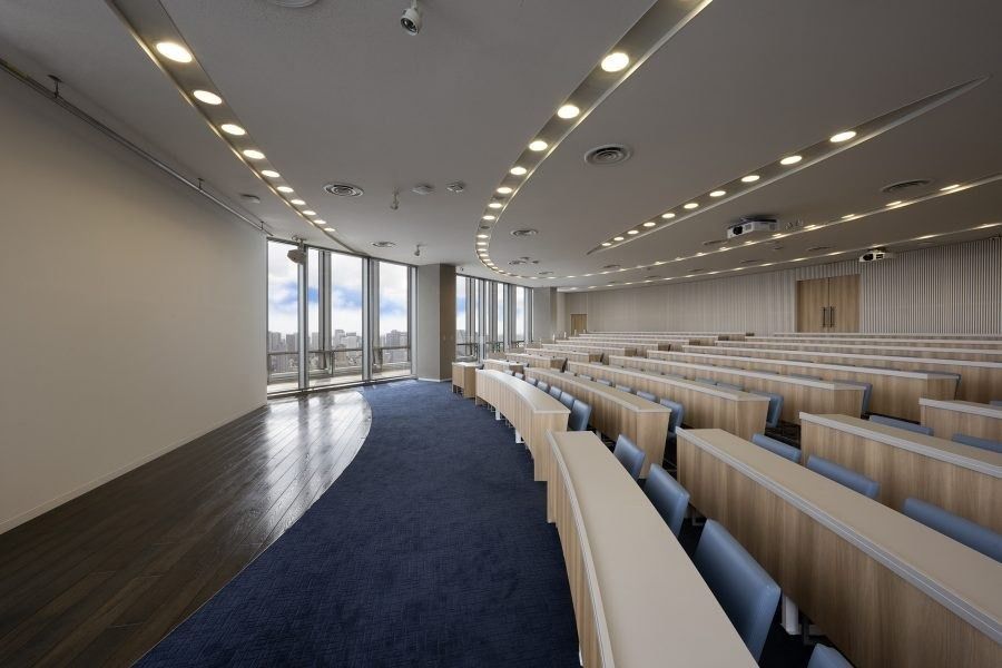 Recruit Holdings: Curved rows of desks seen from the side