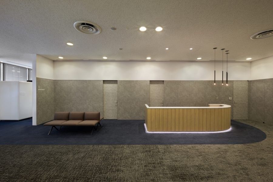 Recruit Holdings: Foyer with a curved reception counter and sofa