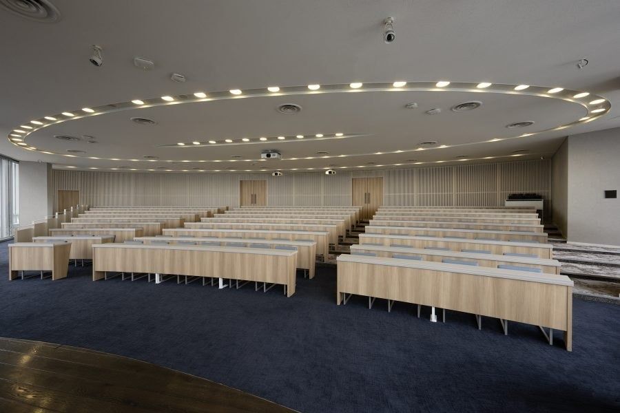 Recruit Holdings: Hall with rows of desks facing the front