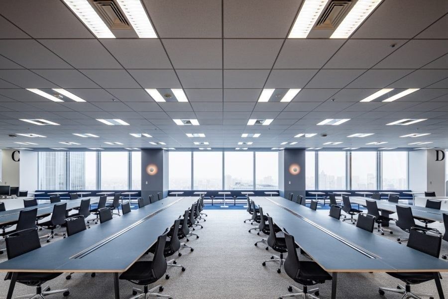 Recruit Holdings: Large open floor with long desks and lounge corners