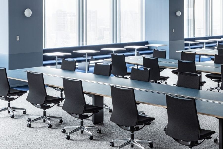 Recruit Holdings: Rows of desks with black chairs by the windows