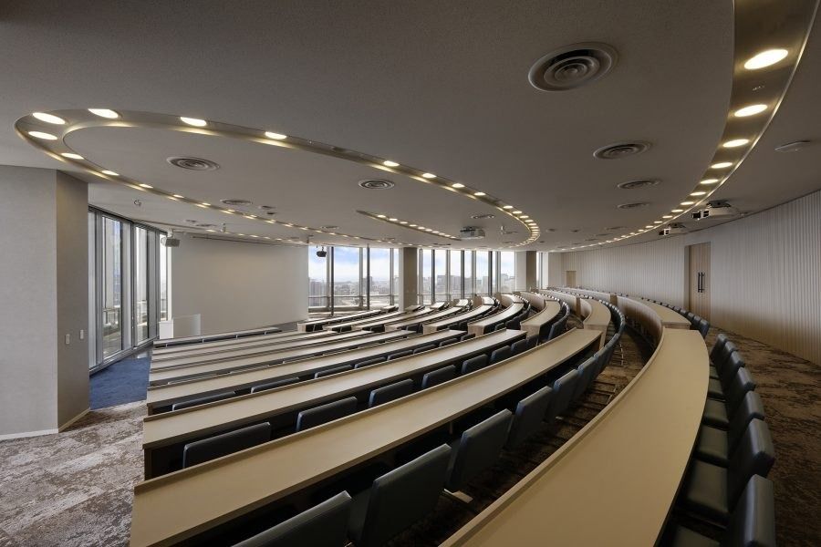 Recruit Holdings: Tiered desks curving along the windows
