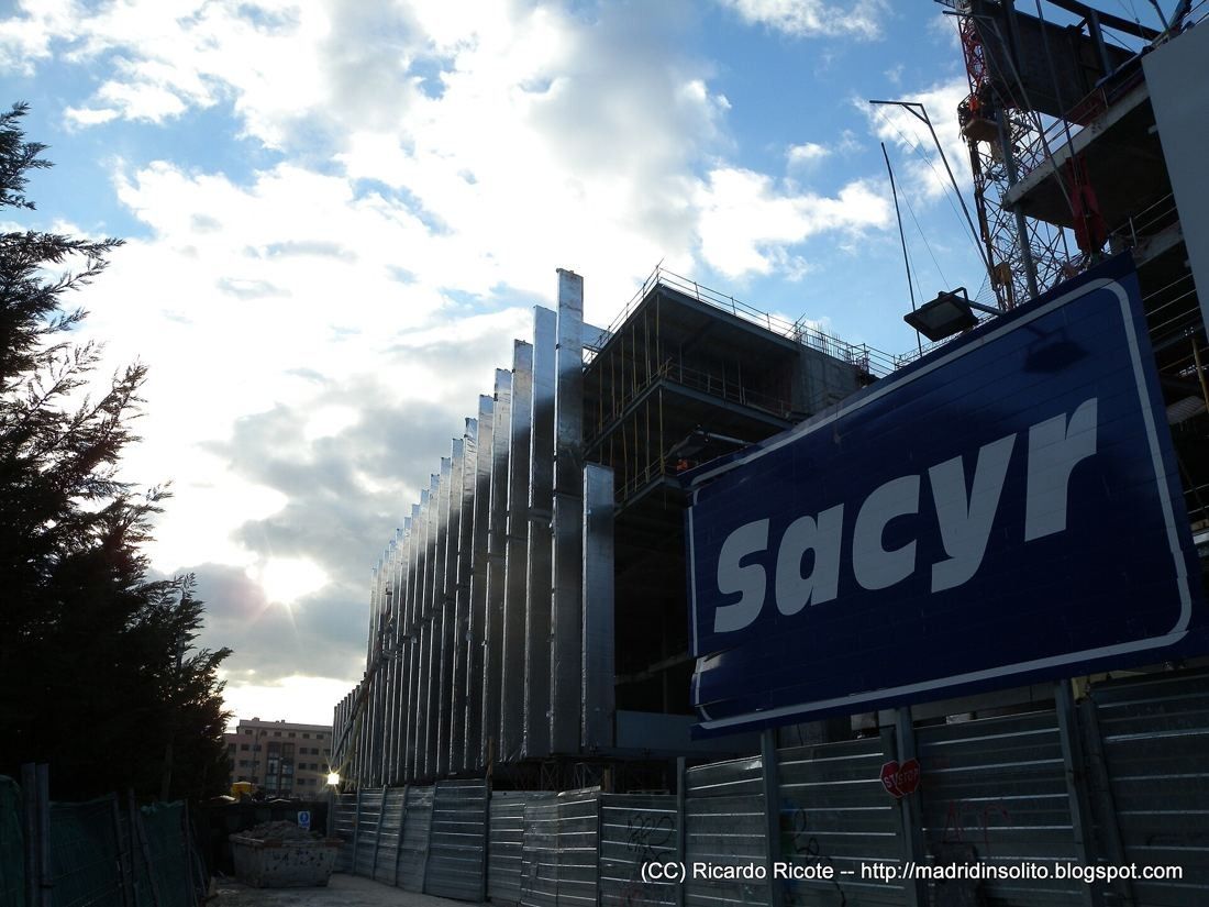Repsol: Construction site behind fencing with a contractor sign