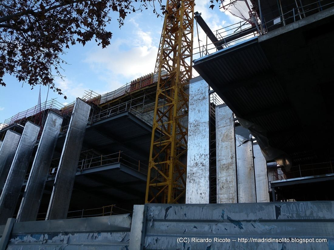 Repsol: Crane and steel frame of a cantilevered block seen from below