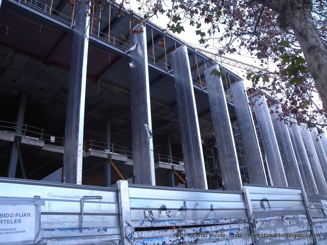Repsol: Steel frame of the building with angled ribs behind a site fence
