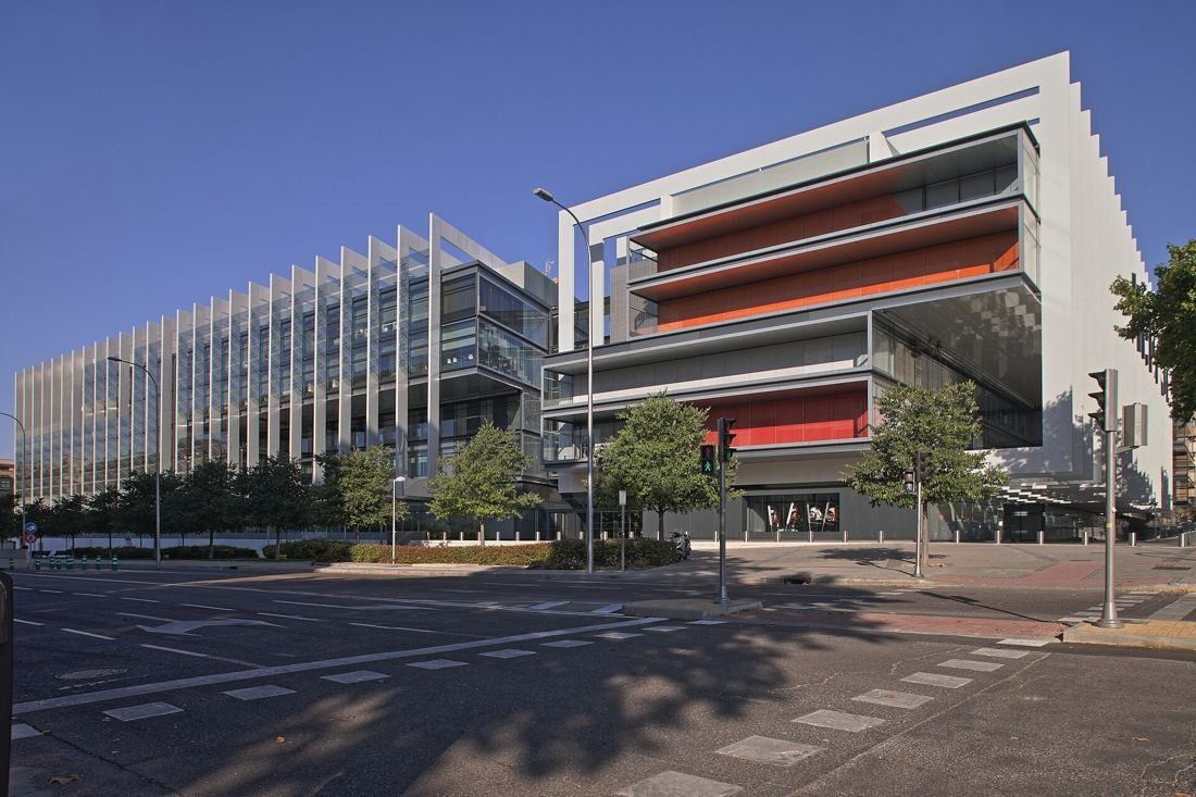 Repsol: Street corner with a crossing in front of the cantilevered corner building and finned wing