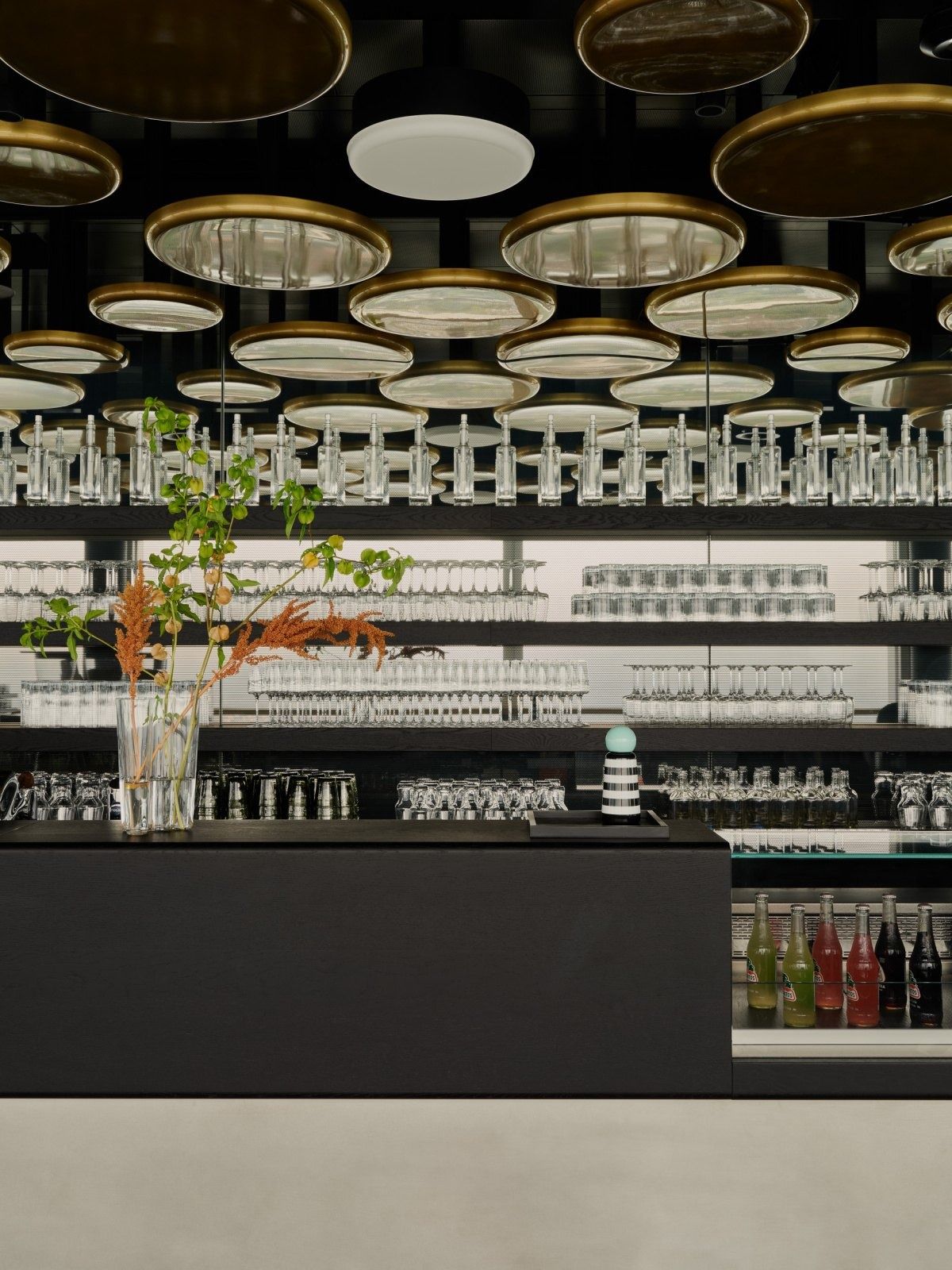 Roche: Bar counter under round ceiling lights