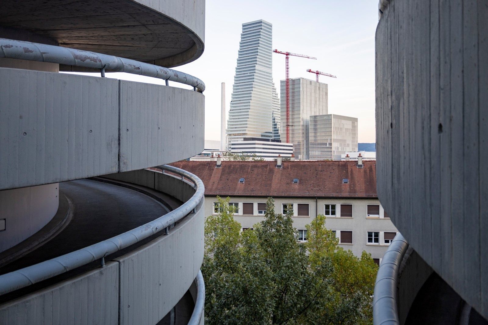 Roche: Curved concrete loggia with a view of the tower
