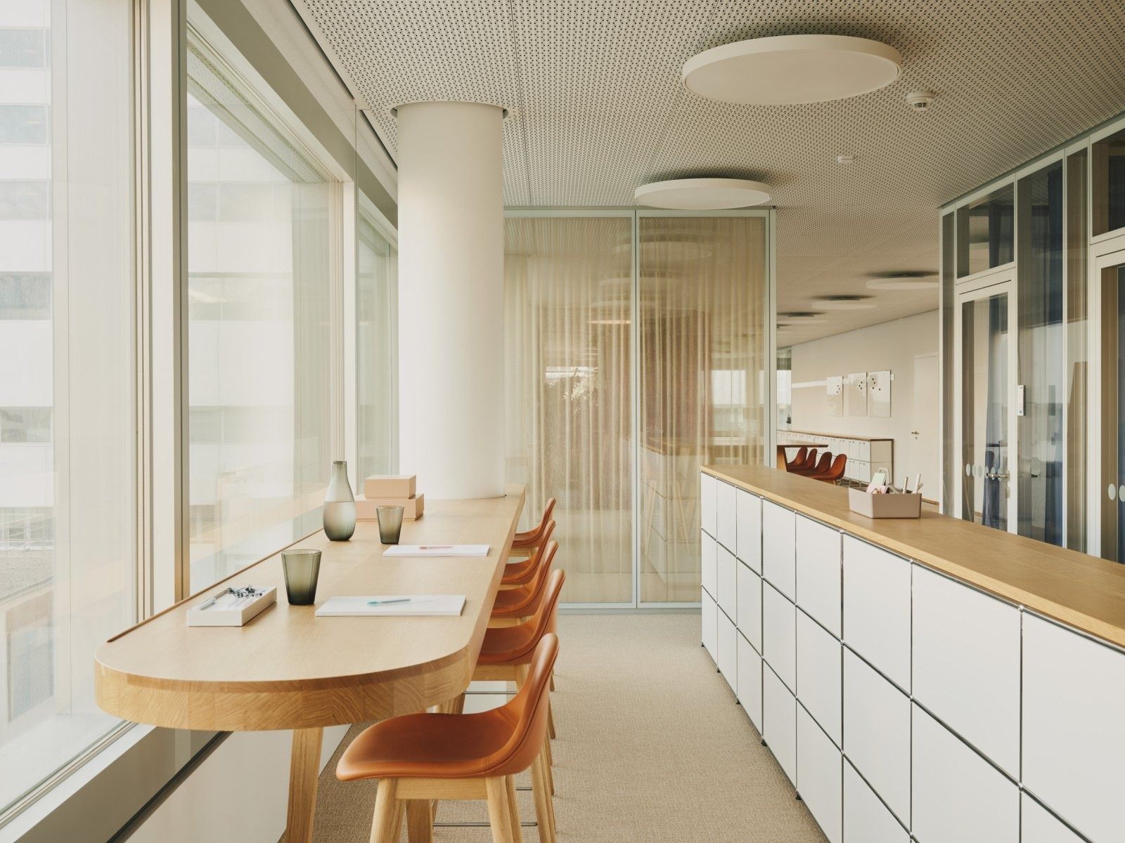 Roche: Long window counter with orange chairs