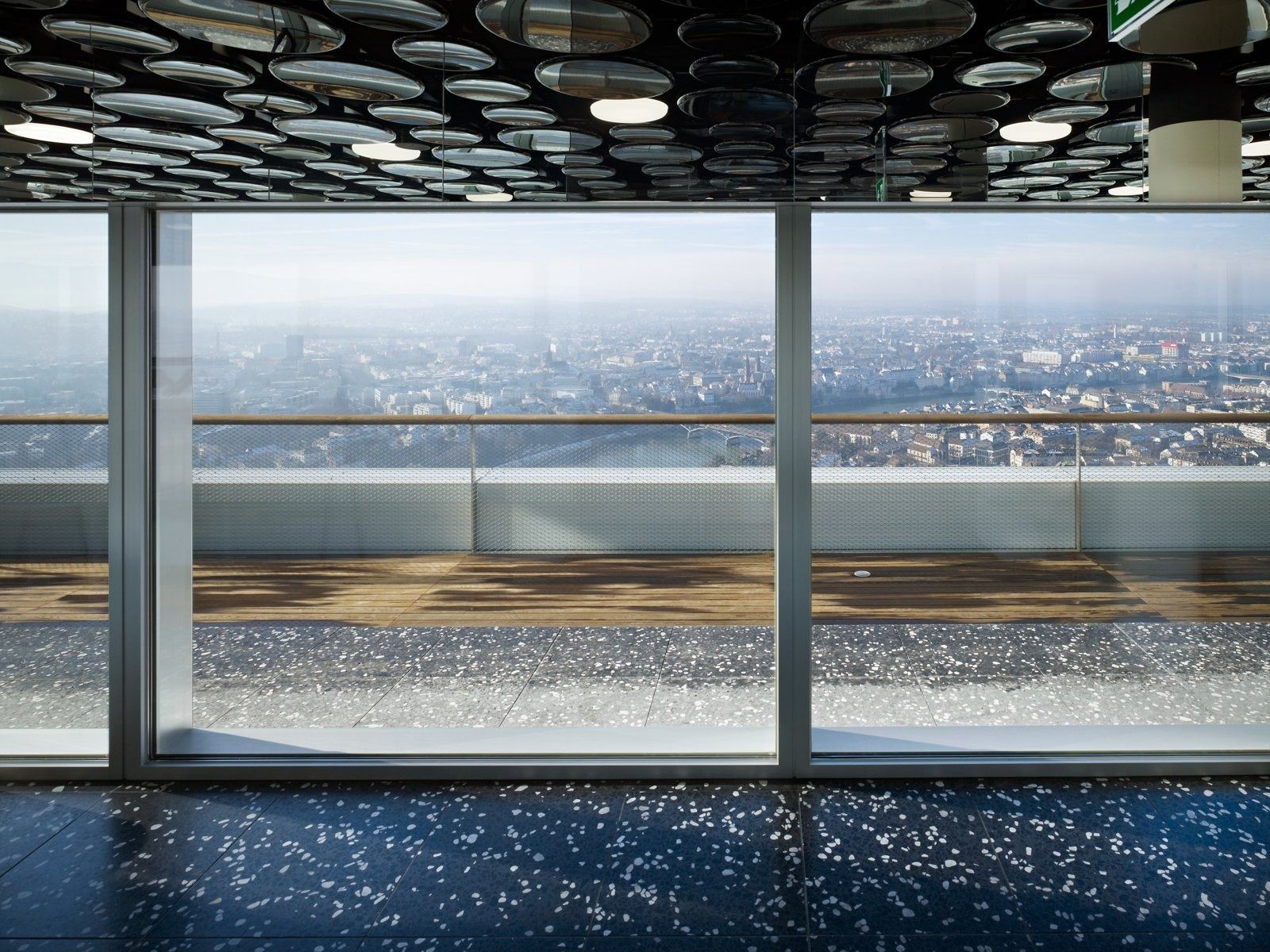 Roche: Window wall high above Basel at the top of the tower