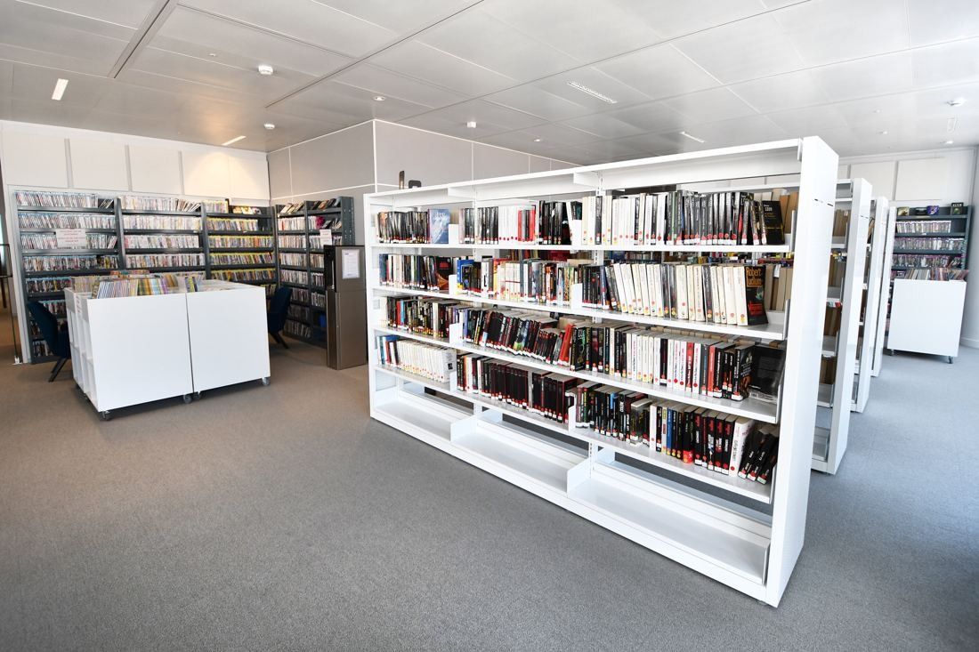 Saint-Gobain: White bookshelves full of books in a bright room