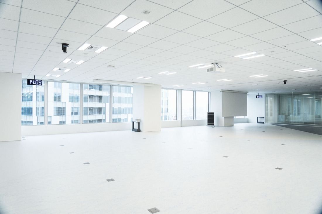 Sansan: Bright, empty open floor with white ceiling and windows