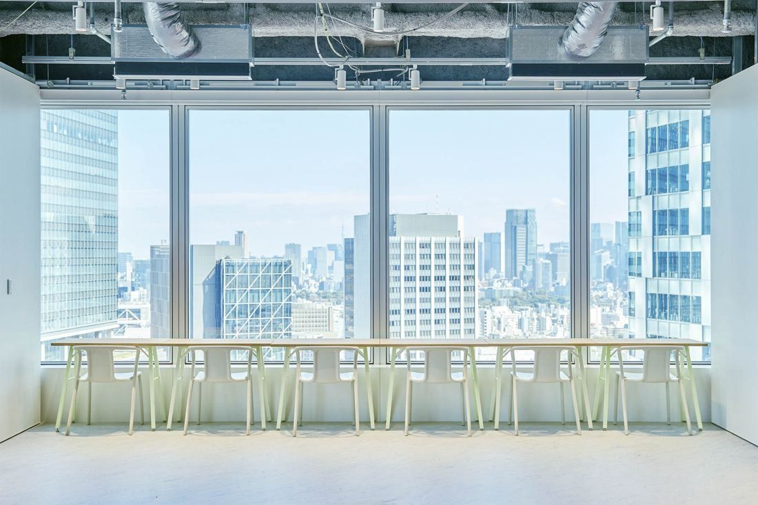 Sansan: Counter seating along a window with a wide view of Tokyo