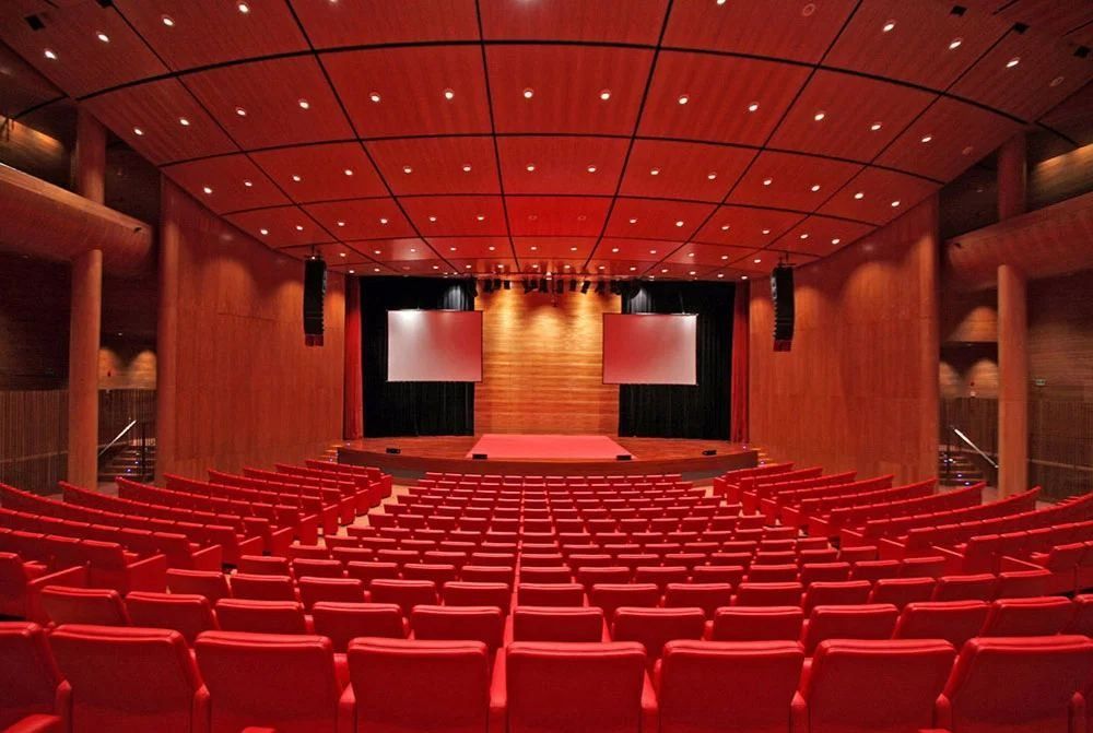 Banco Santander: Auditorium with rows of red seats and red wood-panelled walls