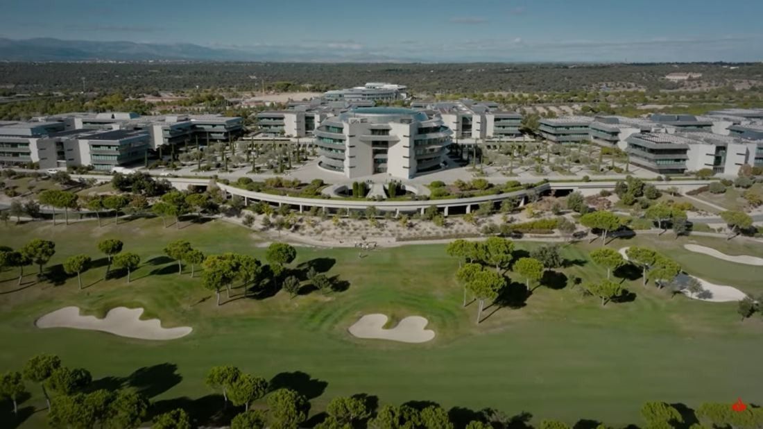 Banco Santander: Golf course in the foreground with the campus buildings beyond