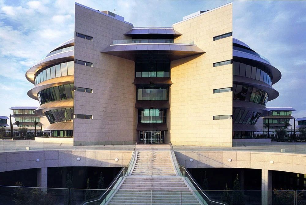 Banco Santander: Main building with curved glass bands behind a broad stone stairway