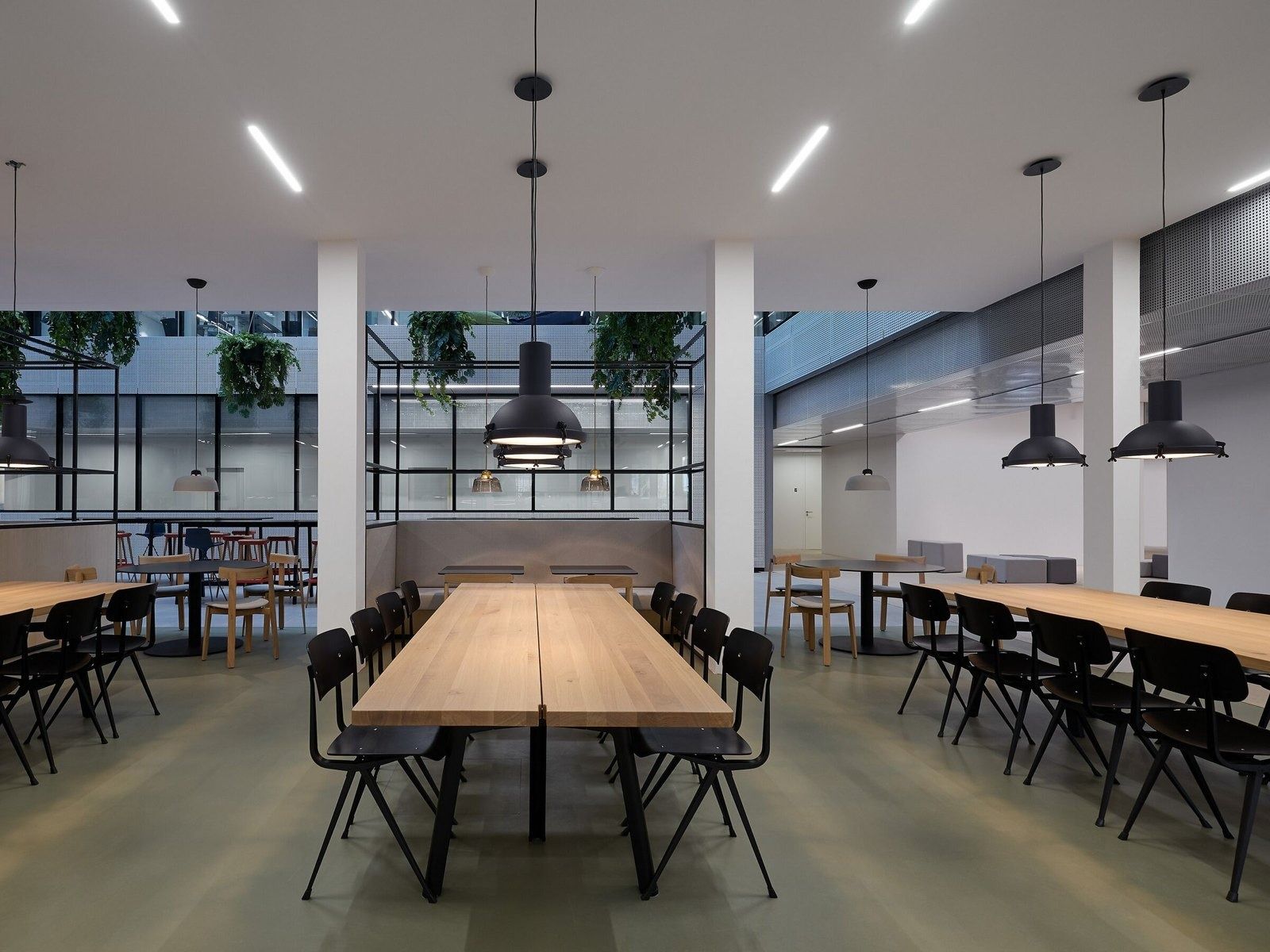 SAP: Dining tables under pendant lamps