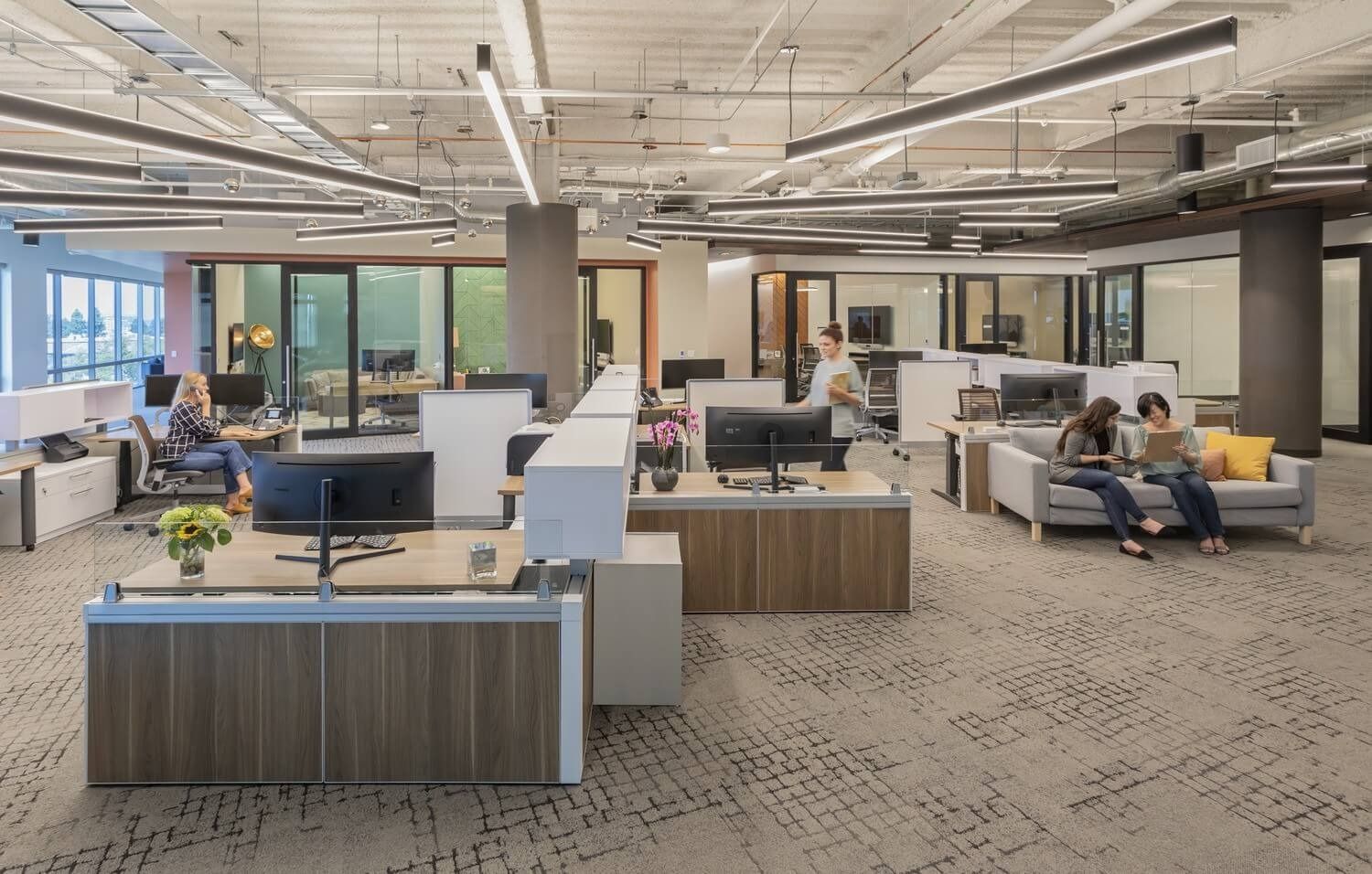 ServiceNow: Open workstations with lounge seating