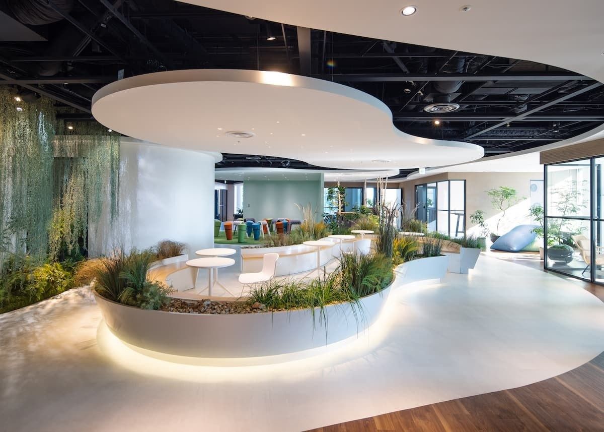 Shiseido: Curved white counter surrounded by plants