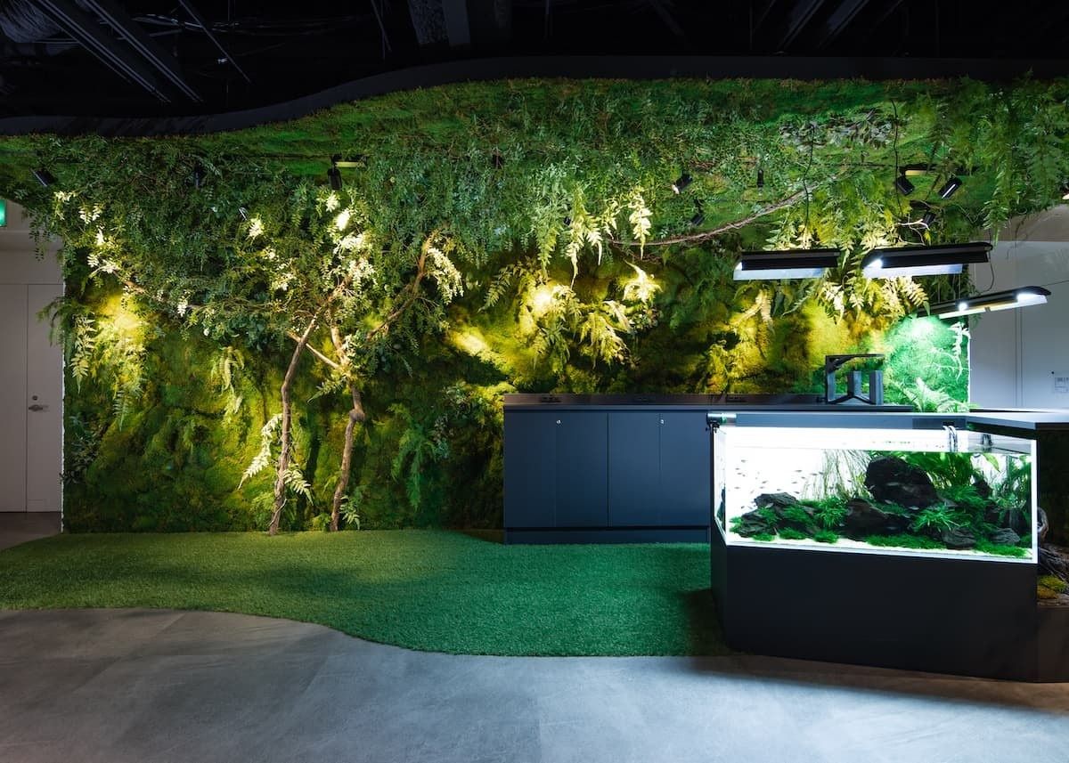 Shiseido: Large nature aquarium in front of a moss wall